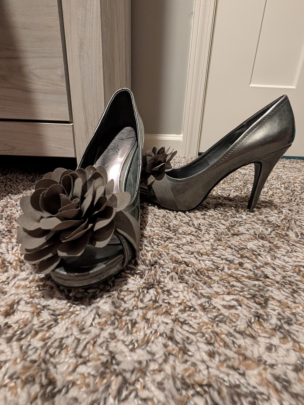 Carlos by Carlos Santana Shiny Gray Peep-Toe Heels with Floral Applique Size 6